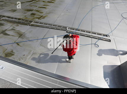 Ultima manutenzione e lavori di pulizia prima di iniziare la piscina esterna stagionale al Schyrenbad urbano. La vasca da bagno in Giesing si apre il 1 maggio. Foto Stock