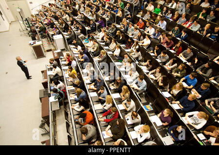 Studenti del primo anno in economia (Vwl) durante un 'Microeconomics I' lecture nella grande sala di fisica nell'edificio principale dell'Università Ludwig Maximilian (LMU) su Geschwister-Scholl-Platz 1. Foto Stock