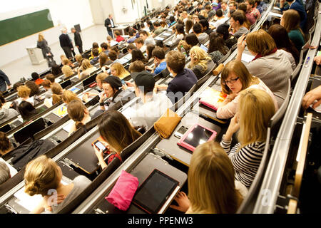 Studenti del primo anno in economia (Vwl) durante un 'Microeconomics I' lecture nella grande sala di fisica nell'edificio principale dell'Università Ludwig Maximilian (LMU) su Geschwister-Scholl-Platz 1. Foto Stock