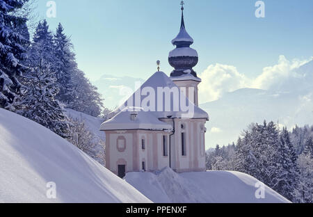 La chiesa di Maria Gern con il Watzmann in background in inverno, Berchtesgadener Land di Baviera. Foto Stock