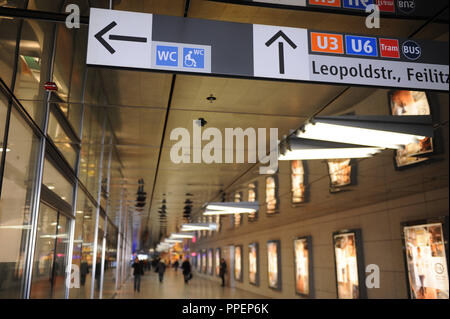 Passanti in mirroring mezzanino dell'U-Bahn stazione 'Muenchener Freiheit". Foto Stock