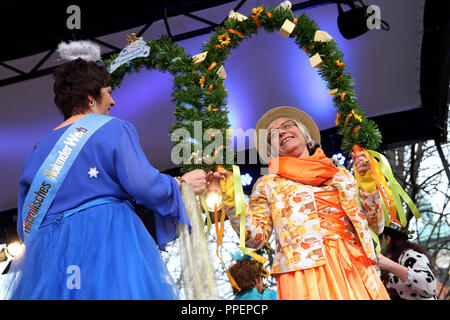 Le donne in costumi di carnevale al Viktualienmarkt Monaco di Baviera, Germania Foto Stock