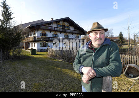 Johann Glockner di fronte la sua fattoria nel villaggio di Reitham in bavarese del Bernese. Il coltivatore di caseificio vide se stesso costretto a passare dalla organic all'agricoltura convenzionale, dopo il regolamento di eccezione per alloggiamento tethered in aziende agricole di piccole dimensioni è stata terminata. Foto Stock