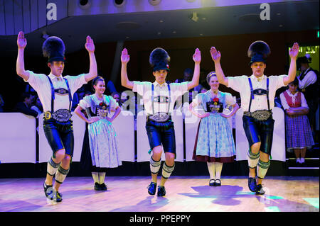 Il Teatro Tedesco Monaco di Baviera e Festring Monaco Organizzare il "Wiesn Oide cittadini Ball'. Un gruppo ballo popolare sul palco Foto Stock