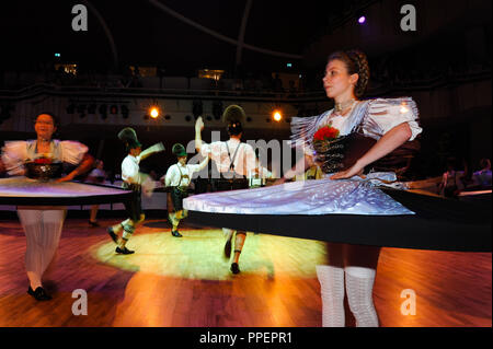Il Teatro Tedesco Monaco di Baviera e Festring Monaco Organizzare il "Wiesn Oide cittadini Ball'. Un gruppo ballo popolare sul palco Foto Stock