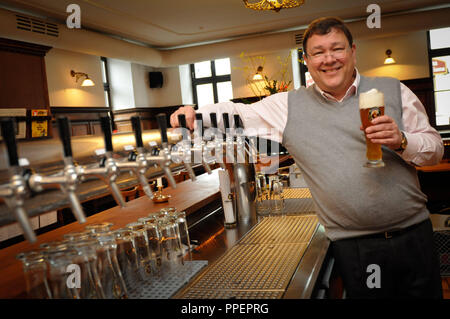 Alexander Forst è il nuovo host di Schoberwirt nel Ohlmüllerstraße 20, Monaco di Baviera, Germania Foto Stock