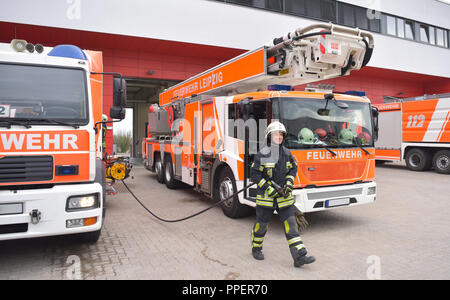 Ritratto di un vigile del fuoco nel centro di operazioni al veicolo antincendio Foto Stock