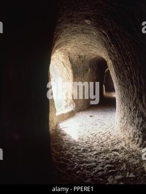 GALERIAS EN LA ROCA. Posizione: ACUEDUCTO ROMANO DE PEÑA CORTADA. Chelva. Valencia. Spagna. Foto Stock