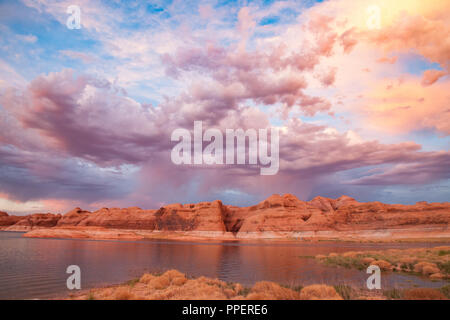 Nuvole temporalesche al tramonto sul Lago Powell in Glen Canyon National Recreation Area, Utah Foto Stock