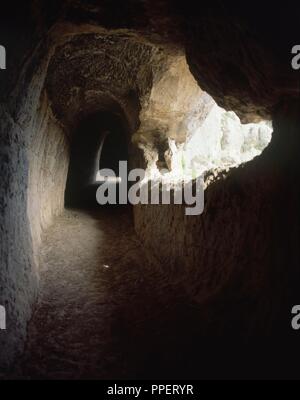 GALERIAS EN LA ROCA. Posizione: ACUEDUCTO ROMANO DE PEÑA CORTADA. Chelva. Valencia. Spagna. Foto Stock