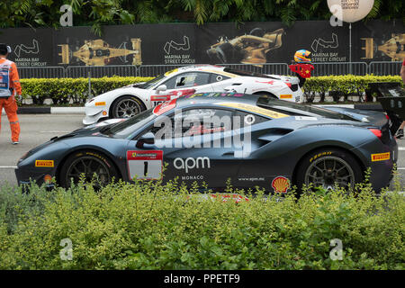 Ferrari 488 Sport Racing Cars nel Ferrari Challenge Asia Pacific Series presso il circuito cittadino di Marina Bay a Singapore Foto Stock