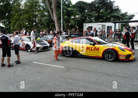Porsche 911 GT3 Racing Cars che partecipano nella Porsche Carrera Cup Asia presso il circuito cittadino di Marina Bay Singapore Asia Foto Stock