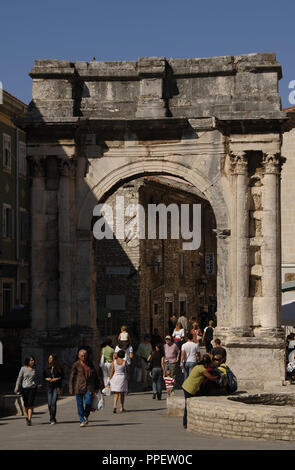 La Croazia. Pula. Arco trionfale del Sergii. I secolo A.C. Foto Stock