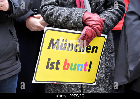 I cittadini di Monaco di Baviera dimostrare contro la xenofobia e il razzismo in Marienplatz sotto il motto "unich è colorata'. Foto Stock