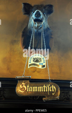Di cinghiale con testa Stammtisch (abituali' tabella) segno nel Augustiner ristorante 'Isarthor' in Kanalstrasse 2. Foto Stock