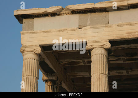 Arte greche. Eretteo. Tempio ionico. È stato costruito tra 421 - 407 A.C. Dettaglio della trabeazione. Acropoli. Atene. Attica. Grecia centrale. Foto Stock