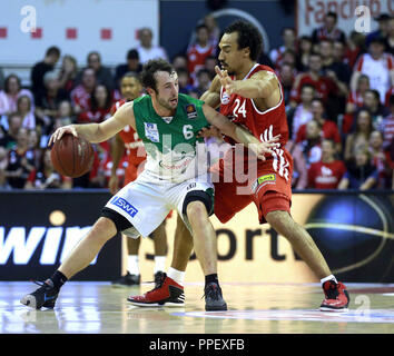 Bastian Doreth (sinistra, TBB) contro Demond Greene (FCB) al basket Bundesliga partita FC Bayern Munich - TBB Trier, Full time: 72-66. Foto Stock