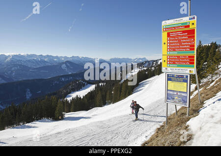 Ski tourer sul Brauneck, nel quadro di un cartello presso la stazione di picco. Foto Stock