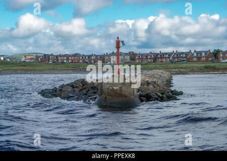 Guardando lungo la superficie interna Girvan mare muro di difesa a zona residenziale e fronte mare di Girvan città in Scozia. Foto Stock