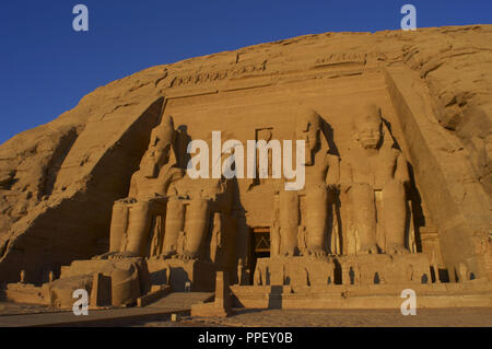 Arte Egizia Grande Tempio di Ramses II. Quattro colossali statue raffiguranti il faraone Ramses II (1290-1224 a.C.) seduto con la testa di nemes e sormontato dalla doppia corona. Xix dinastia. Nuovo Regno. Abu Simbel. L'Egitto. Foto Stock