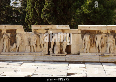 Arte romana. Il Teatro di Dioniso. Costruito al piede dell'Acropoli.( V a.C.). Parte delle sculture di epoca romana boccascena in teatro. La figura del fumetto styr, sellenos, è nel mezzo. Atene. La Grecia. L'Europa. Foto Stock