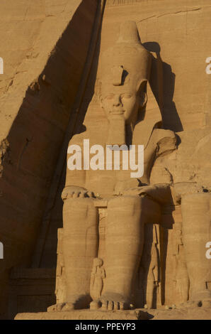 Arte Egizia Grande Tempio di Ramses II. Colossali statue raffiguranti il faraone Ramses II (1290-1224 a.C.) seduto con la testa di nemes e sormontato dalla doppia corona. Xix dinastia. Nuovo Regno. Abu Simbel. L'Egitto. Foto Stock