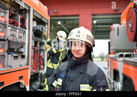 Ritratto di un vigile del fuoco nel centro di operazioni al veicolo antincendio Foto Stock