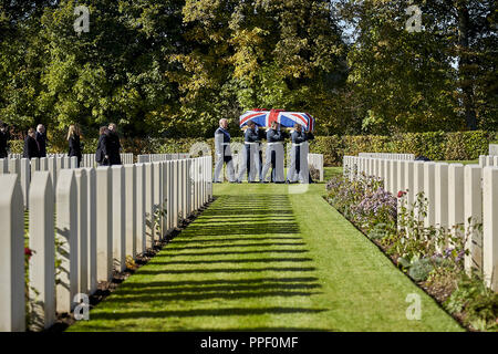 Memoriale di servizio della Royal Air Force per il pilota scozzese George Smith, che si è schiantato con la sua Lancaster JB221 nel sud di Hesse nella Seconda Guerra Mondiale nel 1943. Dopo la cerimonia di lutto nella chiesa di San Egidio a Gmund, i funerali si terranno presso il British cimitero militare in Duernbach. Foto Stock