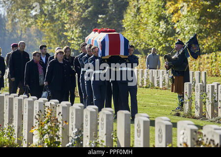 Memoriale di servizio della Royal Air Force per il pilota scozzese George Smith, che si è schiantato con la sua Lancaster JB221 nel sud di Hesse nella Seconda Guerra Mondiale nel 1943. Dopo la cerimonia di lutto nella chiesa di San Egidio a Gmund, i funerali si terranno presso il British cimitero militare in Duernbach. Foto Stock