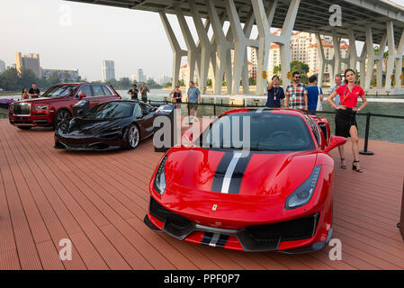 Ferrari 488 alla pista, McLaren 720S auto sportive e Rolls Royce Cullinan SUV sul display al Singapore F1 Grand Prix 2018 Repubblica di Singapore Asia Foto Stock