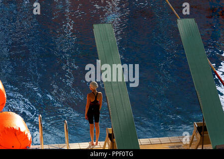 Nuotatore a bordo della piscina presso il 'Head-Trophy' nuotare festival di monaco di baviera Olympia Schwimmhalle. In corrispondenza di uno dei più grandi d'Europa eventi nuoto, junior gli atleti possono competere con i migliori atleti. Foto Stock