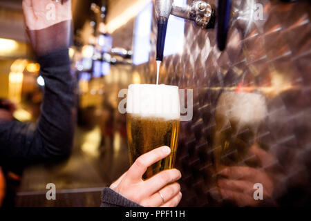 Nel 'Stammbar' host di Robin Gilbert dalla Scozia gli ospiti possono toccare la loro birra al cosiddetto 'Beer-Wall'. Una grande selezione di whisky è disponibile anche nel pub a Schellingstrasse 59. Foto Stock