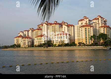 L'attraente costa Rhu complesso condominiale affacciato sulla baia di Marina prelevati durante il Grand Prix di Singapore Repubblica di Singapore Asia Foto Stock