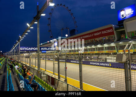 Il Pit garage dalla fossa Grandstand presso la Formula Uno motore gara di Marina Bay Singapore Repubblica di Singapore Asia Foto Stock