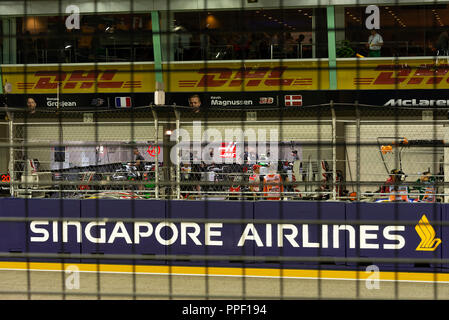 Il Pit garage dalla fossa Grandstand presso la Formula Uno motore gara di Marina Bay Singapore Repubblica di Singapore Asia Foto Stock