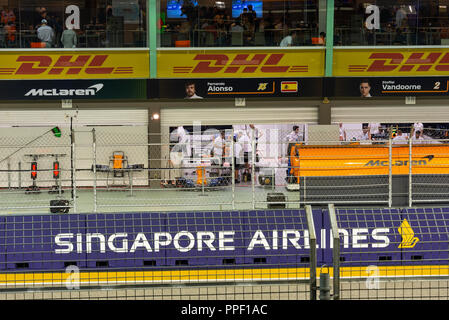 Il Pit garage dalla fossa Grandstand presso la Formula Uno motore gara di Marina Bay Singapore Repubblica di Singapore Asia Foto Stock