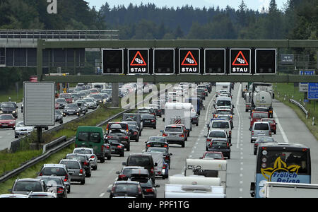 Ingorgo sull'autostrada A8 a Hofolding, Monaco di Baviera, Germania Foto Stock