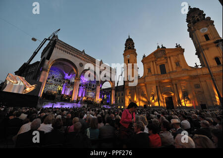 Classic Open Air al Odeonplatz a Monaco di Baviera con la Feldherrenhalle come uno stadio, Monaco di Baviera, Germania Foto Stock