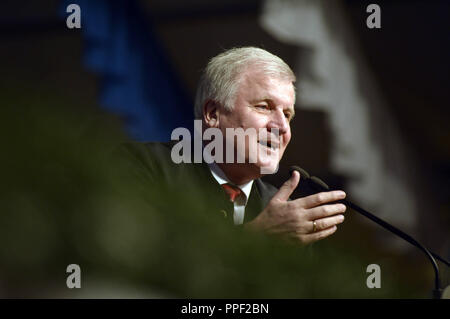 Il Primo Ministro bavarese, Horst Seehofer parla al tradizionale rally della CSU München Süd sulla Fürstenrieder Festival di Primavera, Monaco di Baviera, Germania Foto Stock