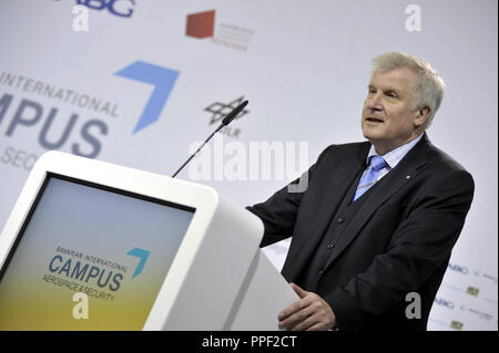 Il Primo Ministro bavarese Horst Seehofer (CSU) parla di EADS alla firma della dichiarazione di intenti sulla bavarese Campus internazionale aerospaziale e sicurezza (BICAS), Ottobrunn, Germania Foto Stock