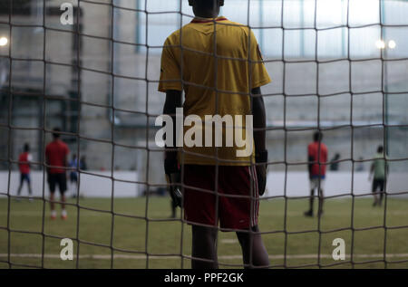 I giovani a un torneo di calcio organizzato dalla streetworkers del gruppo Johannesplatz nel calcio parco sulla strada Colmdorf in Aubing, Monaco di Baviera, Germania Foto Stock