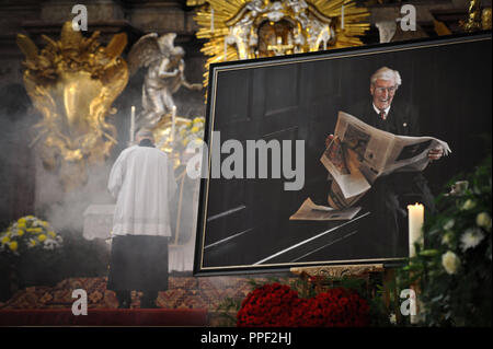 Memoriale di servizio per Ferdinando Schmid, ex direttore del Monaco di Baviera Birrificio Augustiner, nella chiesa di San Pietro a Monaco di Baviera, Germania Foto Stock