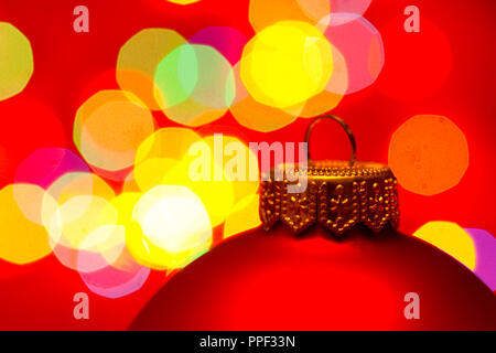 Rosso Pallina natale con luci blured in background, molto superficiale DOF Foto Stock