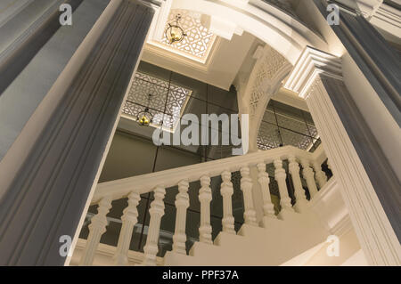 Vista principale della banca Kasikorn nuovo edificio di Phuket, con un grande lampadario di mostrare che il nobile e la grandezza di design. Foto Stock