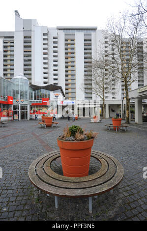 Centro Commerciale 'Paolo Ottmann Zentrum' al Westkreuz con il grattacielo di Ramses in background. Foto Stock