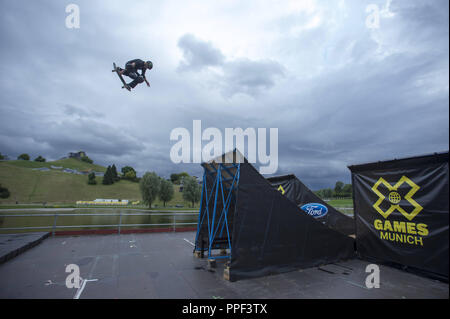 Un guidatore di skateboard treni sulla grande rampa sul lago olimpico per lo skateboard Big Air finale al X-Games Monaco di Baviera. Foto Stock