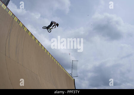 BMX trick a Tom Hawk visualizza durante il programma di apertura per la X-Games nell'Olympiapark a Monaco di Baviera. Foto Stock