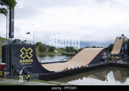 Un guidatore di skateboard treni sulla grande rampa sul lago olimpico per lo skateboard Big Air finale al X-Games Monaco di Baviera. Foto Stock