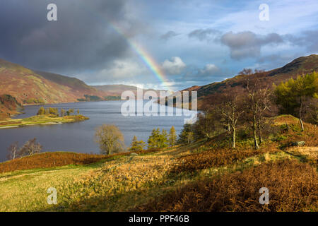 Rainbow su Scafell serbatoio nel Parco Nazionale del Distretto dei Laghi, Cumbria, Inghilterra. Foto Stock