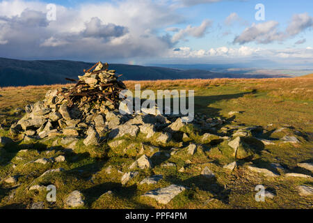 Cairn sul vertice di Harter cadde con Kidsty Pike al di là nel Parco Nazionale del Distretto dei Laghi, Cumbria, Inghilterra. Foto Stock